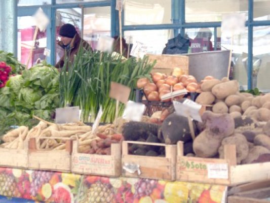 Poliţiştii de la Investigarea Fraudelor au confiscat 32 de kg de fructe şi legume
